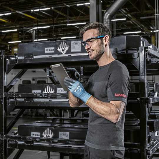 schnittschutzhandschuhe-uvex-phynomic-airLite-B-ESD_Touchpad_540x540